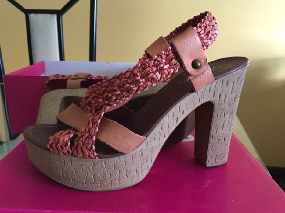 Sandálias coral Novas