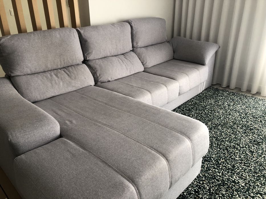 Sofá com Chaise Long cinza claro