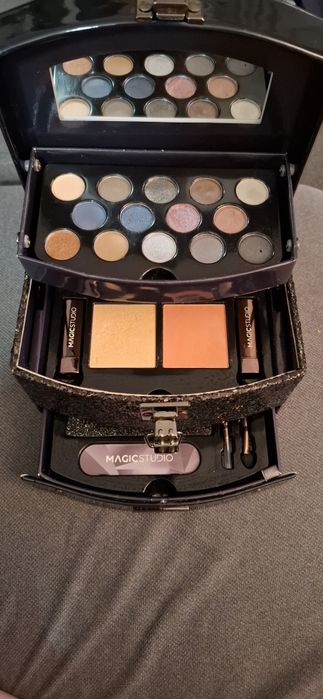 Kuferek z kosmetykami