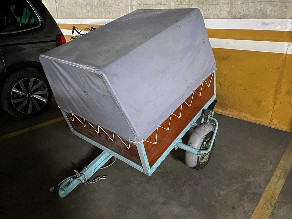 Reboque com toldo