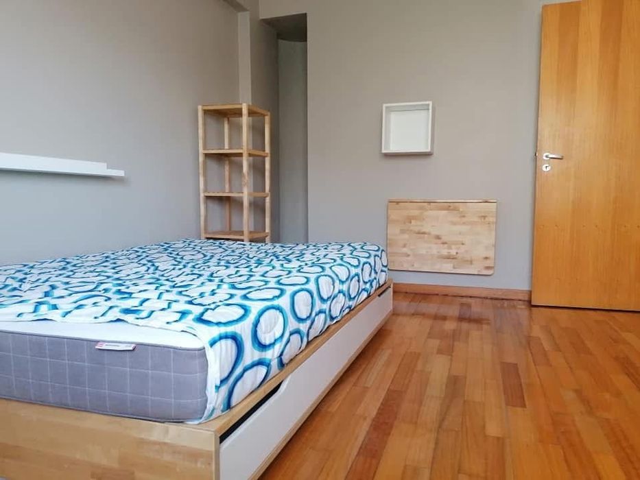 Alugo quarto, espaçoso a estudante