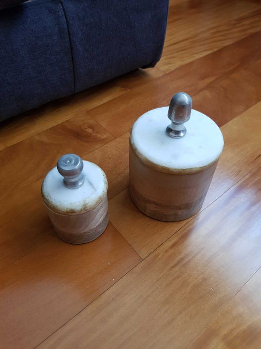 Conj. 2 peças decorativas-potes de madeira com tampa em mármore NOVAS