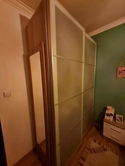 Roupeiro com portas em vidro