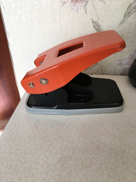 Дырокол канцелярский