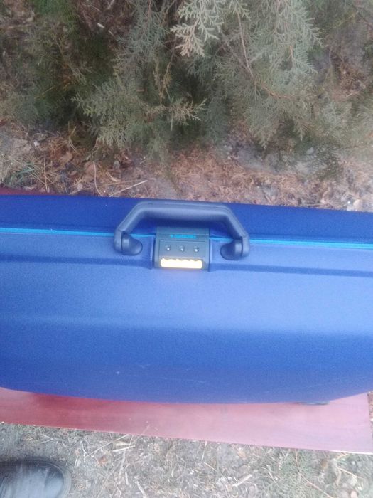 Чемодан на колесах с ручкой