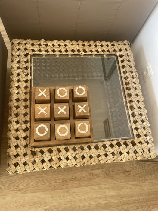 Mesa de centro ou de apoio quadrada com vidroe rattan64310003386243122