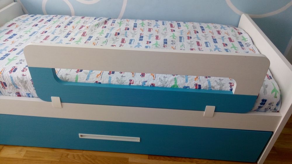 Cama e mesa cabeceira