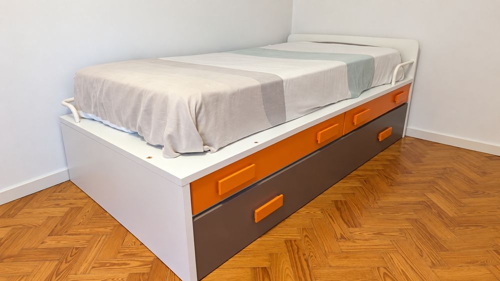 Conjunto de quarto (cama, roupeiro e prateleira)
