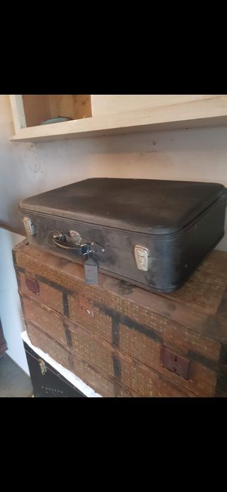 2 trunks, 1 travel suitcase, €6064739771679619124