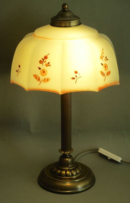 Rasowa, klasyczna, gabinetowa, stara (przedwojenna ?) lampka z mosiądzu.