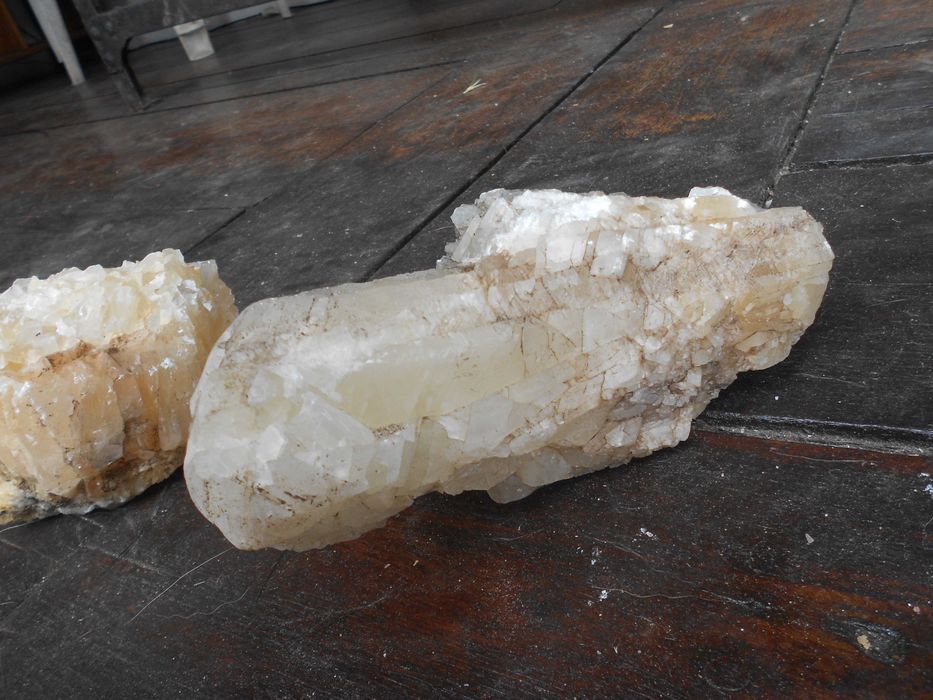 Rochas cristais minerais calcite naturais diversas cores e tamanhos