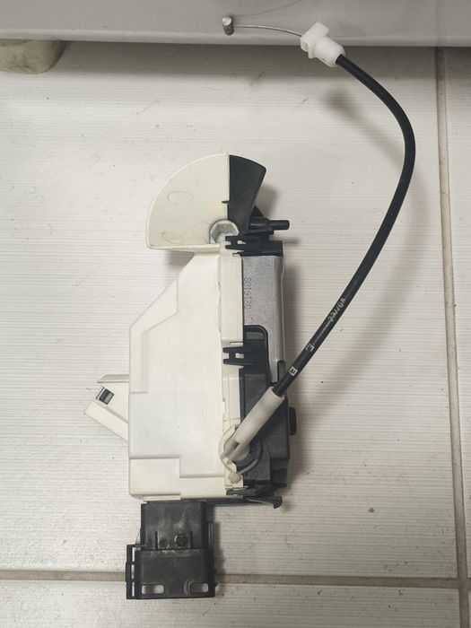 Лівий дверний замок до Пежо Партнер (кузов В9))