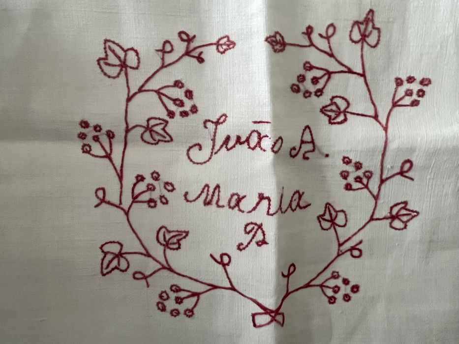 Almofada em linho bordada ao gosto popular