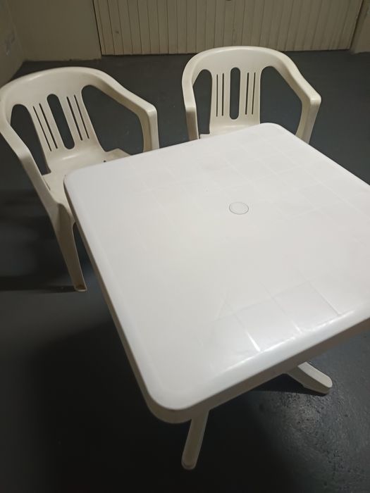 Mesa e duas cadeiras.em bom estado!