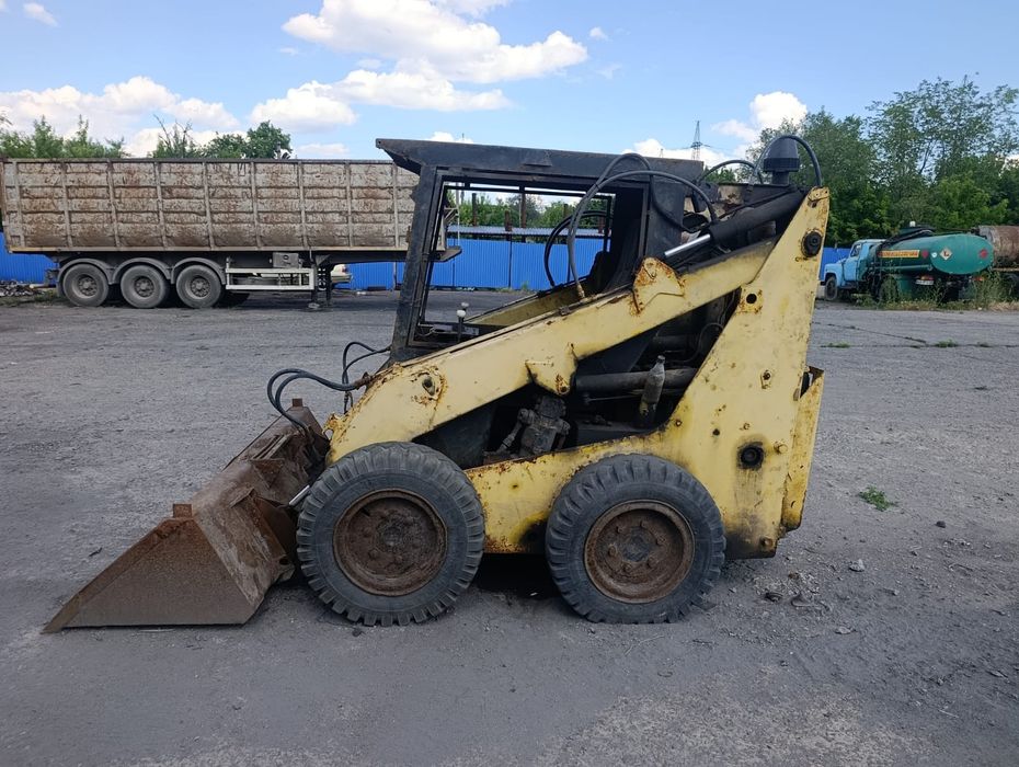 Продам погрузчик unc 060