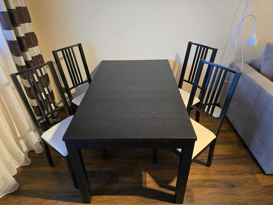 Stół rozkladany czarny,  4 krzesla stan bardzo dobry