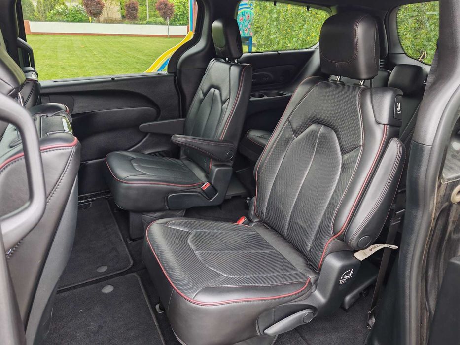 Wynajem minivan 7 osób Chrysler Pacifica Limited 2020