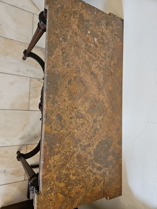 Mesa em madeira com tampo de mármore