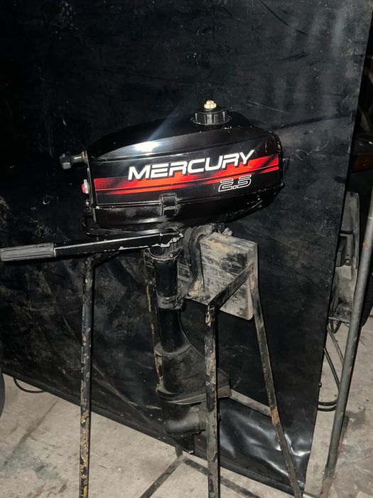 Motores fora de borda e material de barcos