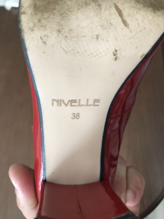 Продам туфлі……….