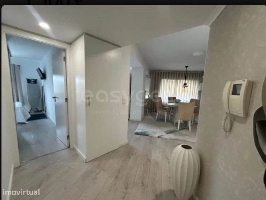 Apartamento T3 com lugar de garagem situado nas Barrocas