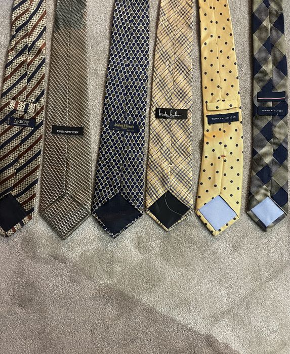 Gravatas em tons de verde e amarelo