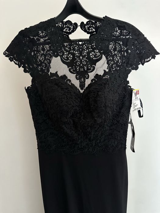 Довга чорна вечірня сукня з мереживом