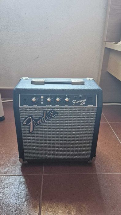 Pack Guitarra Elétrica Squier Stratocaster + Amp Fender Frontman 10G + Capa + Afinador
