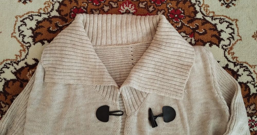 Sweterek beżowy na guzik roz. M.
