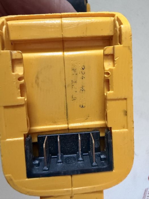 Цвяхозабивний пістолет (нейлер) для фінішних робіт  DeWalt DCN660