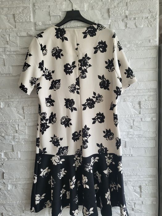 Śliczna sukienka z printem M/L firmy TU