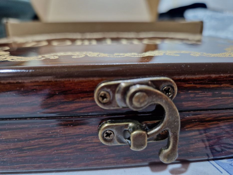 Dominó com caixa de madeira super requintada. Nova