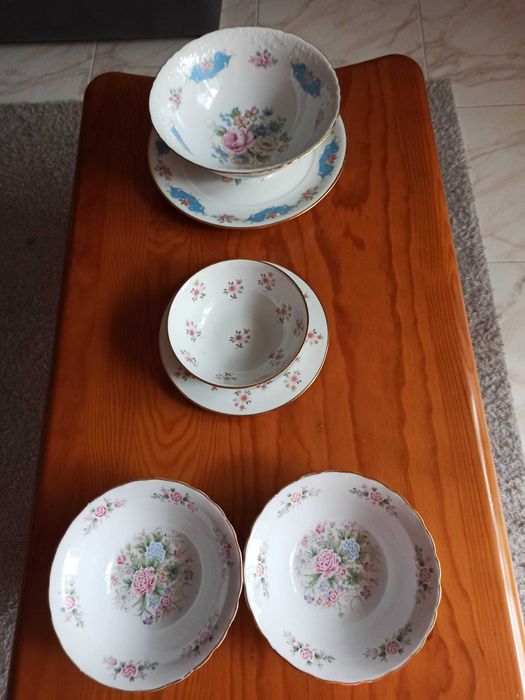 Coleção de pratos e taças