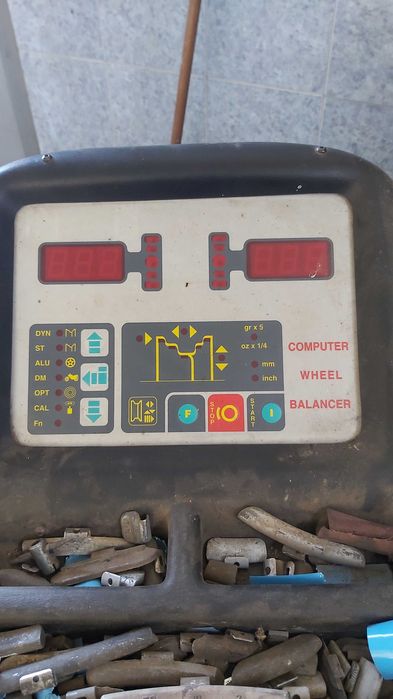 Maquina de montar e calibrar pneus