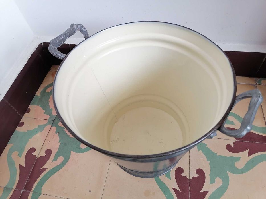 Balde/Vaso em chapa de zinco recuperado