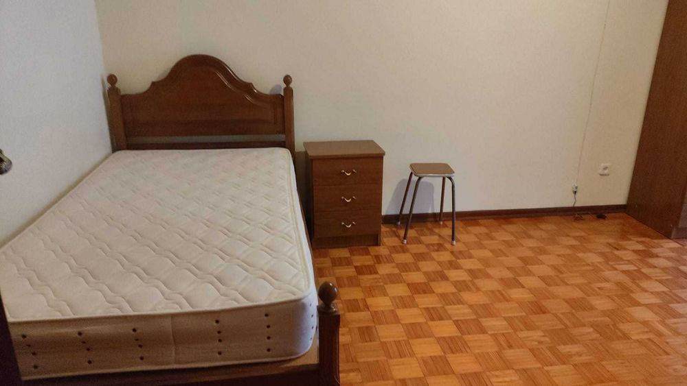 Alugo quarto com cama de solteiro, e varanda em frente ao IPB junto a escola superior agrária