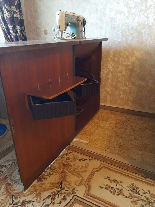 Швейна машинка Лада.