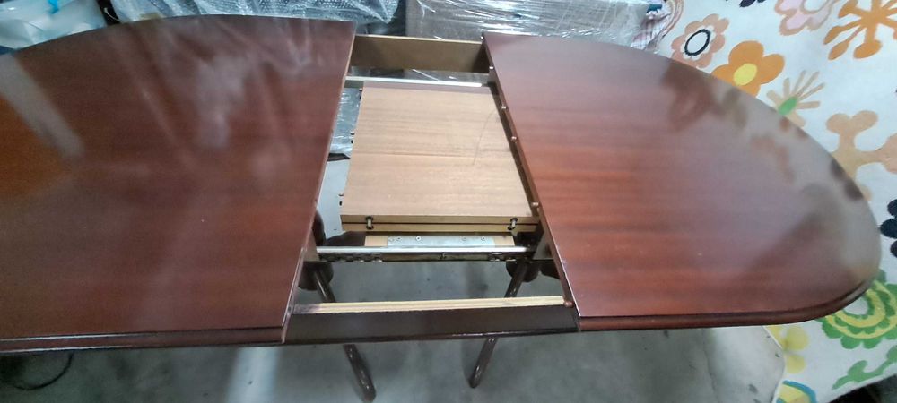 Mesa oval extensível de madeira