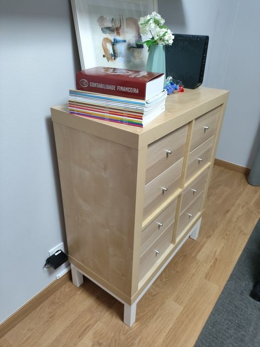 Kallax IKEA com gavetas, pés e prateleiras