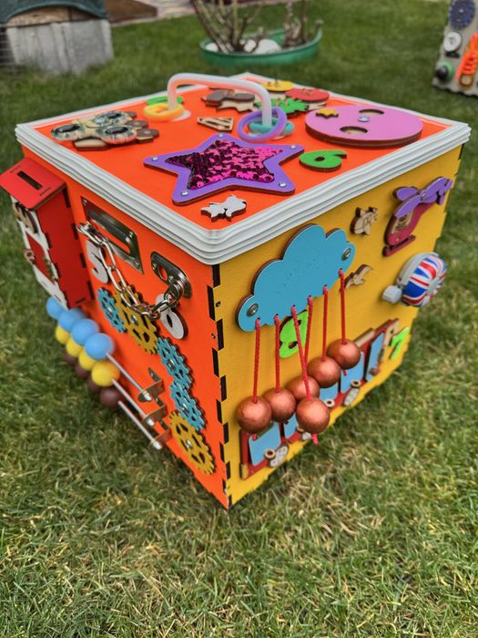 Розвиваючі Бізікуб бізідошка бізіборд для дітей