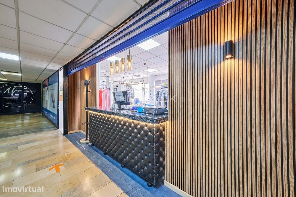 Loja no Estoril com histórico de rendimento e 56 kVA – 74 m²
