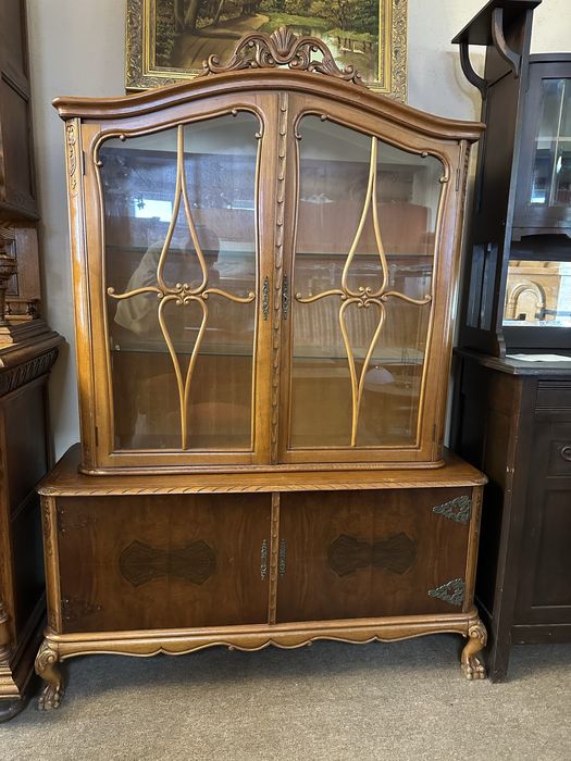 Elegancka drewniana witryna na lwich łapach