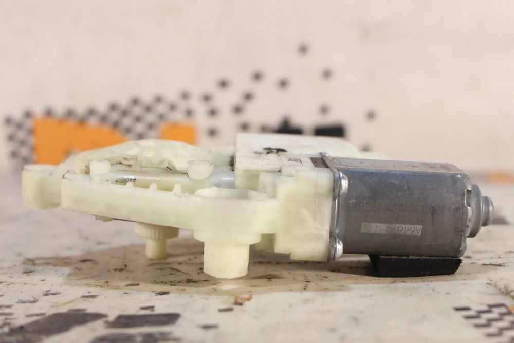 Motor vidro trás direito VOLKSWAGEN Passat (3G2, CB2)