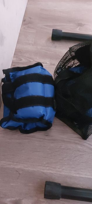 Halteres e colchonete e peso para as pernas como Novos Leia anúncio