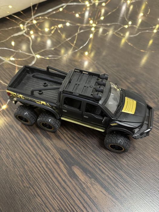 Продам металеву машинку-позашляховик