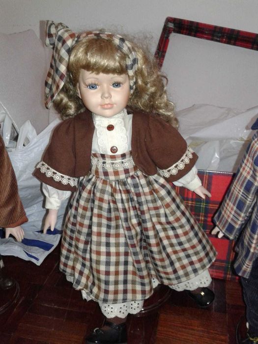 Bonecos ingleses raros, em porcelana, roupas em fazenda, Pristinos.