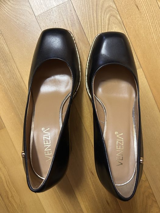 Nowe czarne czółenka na złotej platformie Venezia