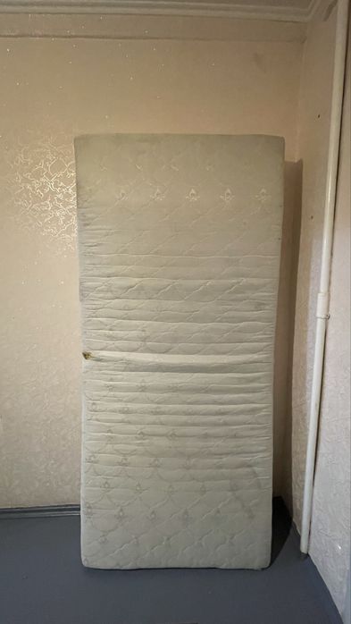 Матрас две шт б/у 0,9 на 2 м