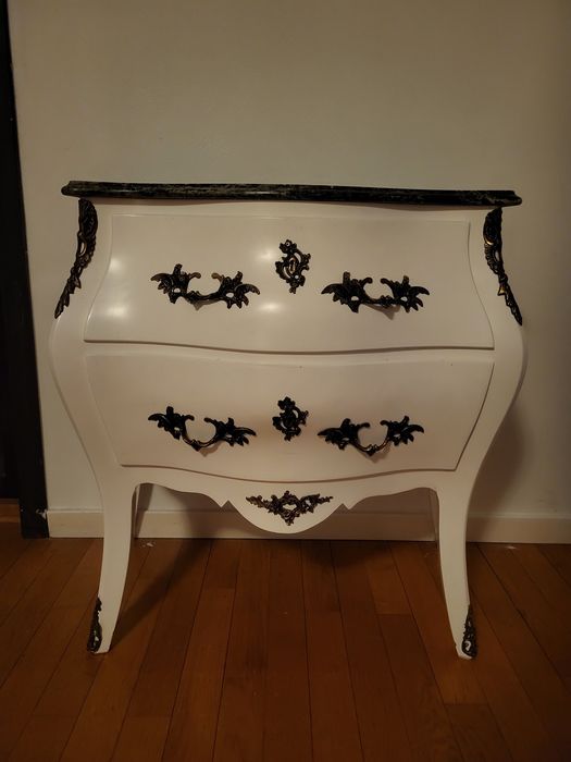 Komoda brzuchatka biała