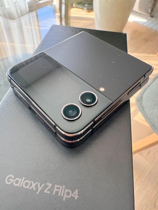 Samsung Galaxy Z Flip 4 - Bom Estado